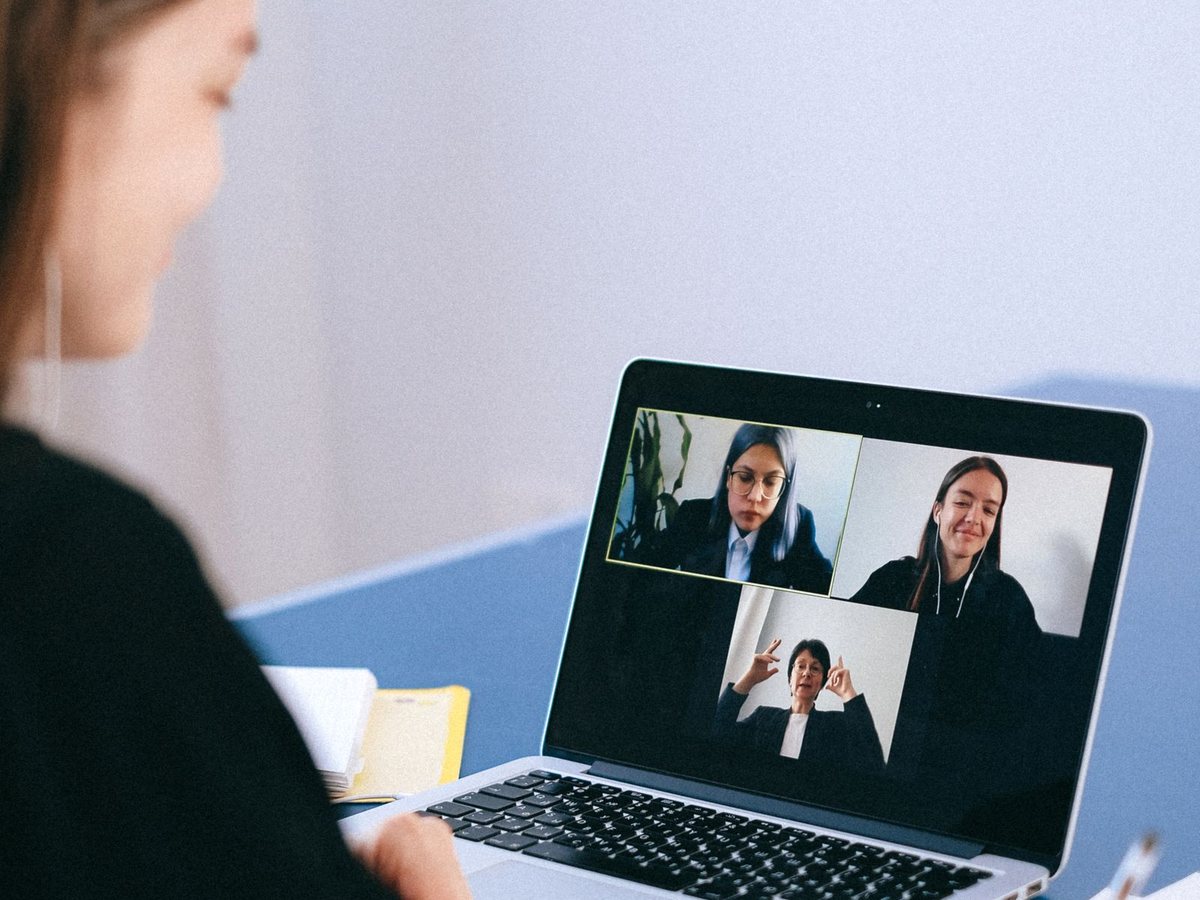 Videogespräch zur Einarbeitung am Laptop